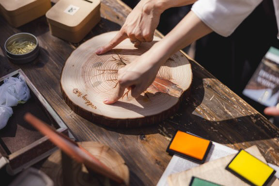 切り株のウェディングツリーを制作する様子